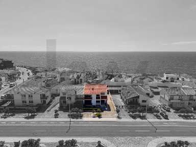 Moradia geminada à venda na Avenida do Farol