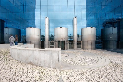 Arrendamento de escritório com espaços partilhados na Rua Carlos Alberto da Mota Pinto, 17