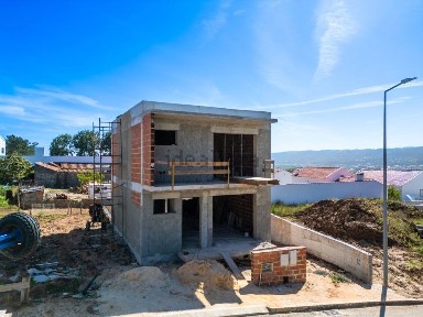 Moradia independente à venda em Famalicão