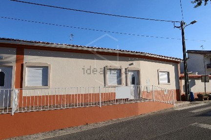 Moradia geminada à venda na Rua Rei da Memória, 2475