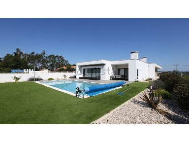 Moradia independente à venda em Tornada e Salir do Porto
