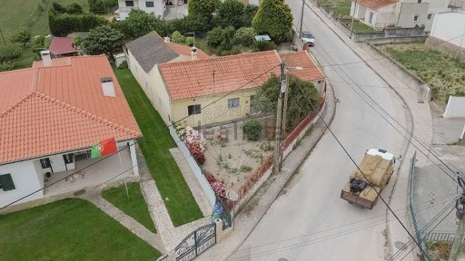 Moradia independente à venda na Rua António Lopes