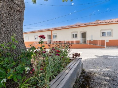 Moradia geminada à venda em Benedita