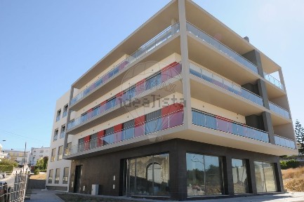 Arrendamento de espaço comercial na Rua do Algar