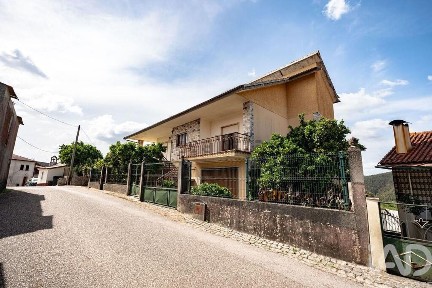 Moradia independente à venda em Maçãs de Dona Maria