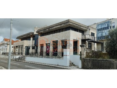 Arrendamento de espaço comercial na Rua 25 de Abril, 58