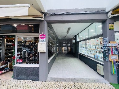 Arrendamento de espaço comercial na Rua Francisco Marto