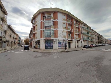 Arrendamento de espaço comercial na Rua Mestre de Avis