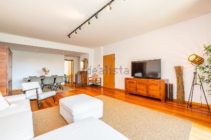 Apartamento T3 à venda na Avenida Mário Soares, 27