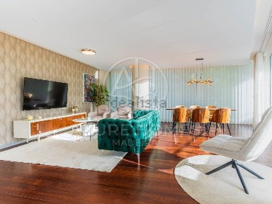 Apartamento T4 à venda na Rua Doutor Brito Câmara
