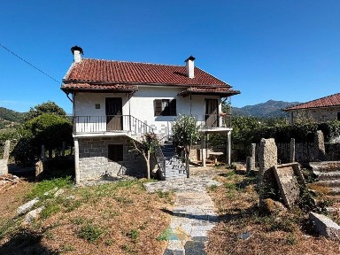 Moradia independente à venda em Oliveira
