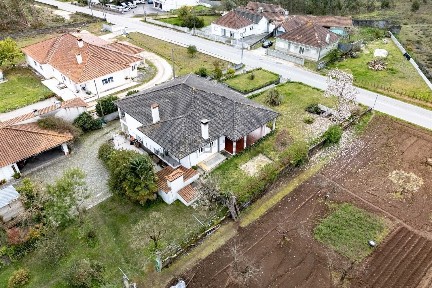 Moradia independente à venda na Rua Dona Inês de Castro