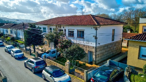Moradia geminada à venda na Rua Santa Luzia, 33