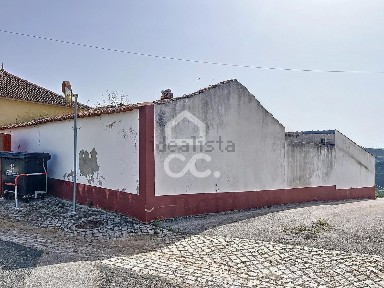 Moradia independente à venda na Rua de Santa Maria s/n