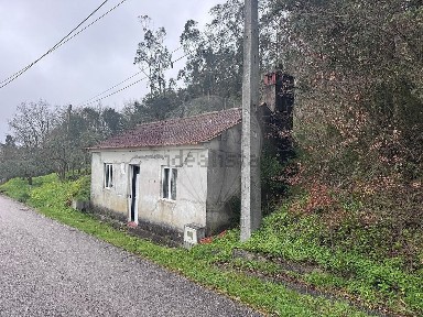 Moradia independente à venda na Rua Primeiro de Maio