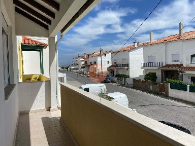 Andar de moradia à venda na Rua Cabo Avelar Pessoa