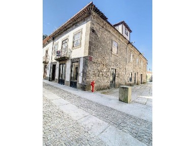 Moradia independente à venda no Largo da Matriz