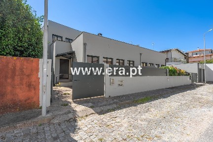 Moradia geminada à venda na Rua Manuel Serra de Carvalho