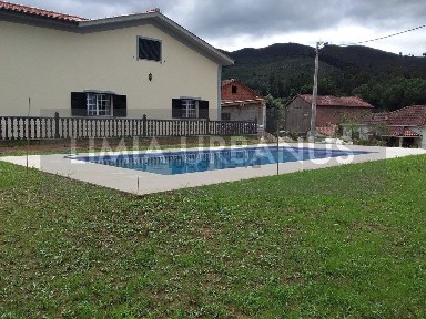 Moradia independente à venda em Santa Maria Rebordões