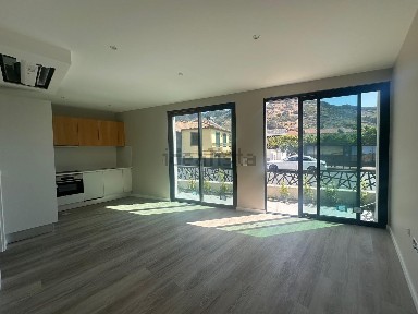 Apartamento T0 à venda na Rua Infante D.Henrique, 35