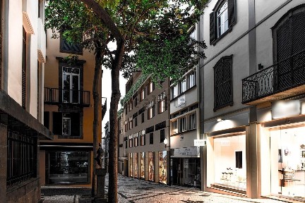 Apartamento T2 à venda na Rua João Tavira, 27