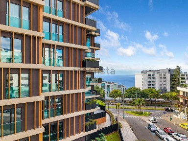 Apartamento T3 à venda no Caminho do Amparo, 2