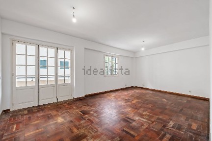 Apartamento T3 à venda na Rua do Pombal