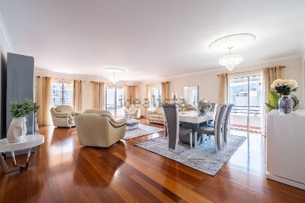 Apartamento T4 à venda na Rua Velha da Ajuda