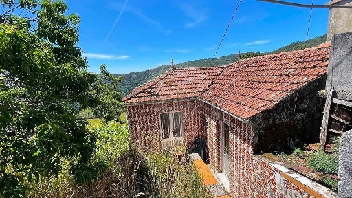 Moradia independente à venda no Caminho do Cruzeiro