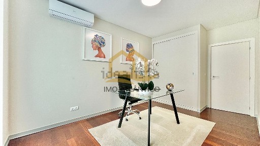 Apartamento T4 à venda na Rua Doutor Brito Câmara, 129