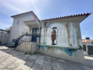 Moradia independente à venda na Travessa do Repuxo