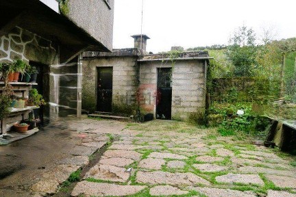 Moradia geminada à venda em Castro Laboreiro