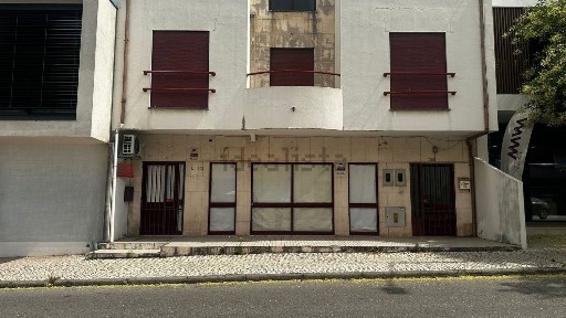 Arrendamento de espaço comercial na Rua do Brasil