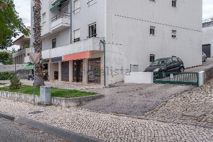 Arrendamento de espaço comercial na Rua Octaviano de Sá