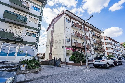 Arrendamento de espaço comercial na Rua Escola