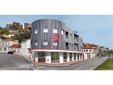 Arrendamento de espaço comercial na Avenida da Guarda Inglesa