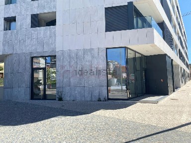 Arrendamento de espaço comercial na Rua Raul Ferrão, 15