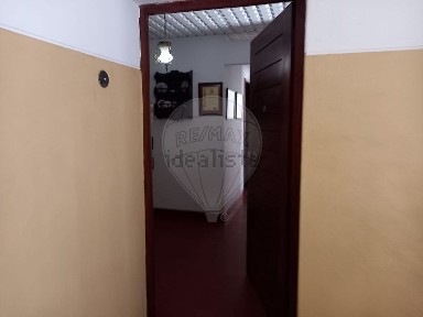 Apartamento T4 à venda na Avenida António Sardinha