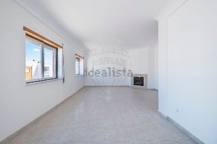 Apartamento T3 à venda na Rua Henrique de Menezes