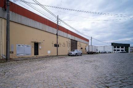 Arrendamento de armazém na Rua Interna da Zona Industrial do Pousado