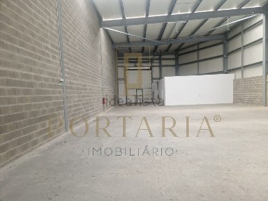 Arrendamento de armazém na Rua dos Ervideiros