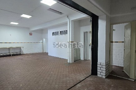 Arrendamento de armazém na Rua dos Açores, 82