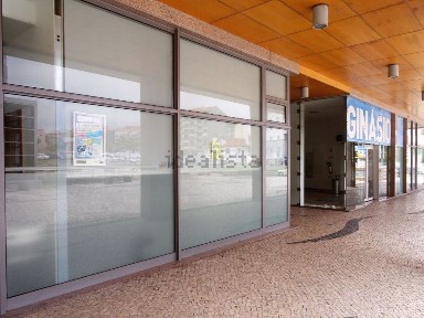 Arrendamento de espaço comercial na Avenida 5 de Outubro, 7