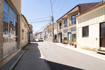 Arrendamento de moradia independente na Rua José Almeida Azevedo