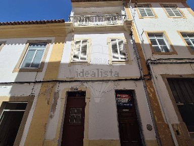 Moradia independente à venda na Praceta Primeiro de Dezembro