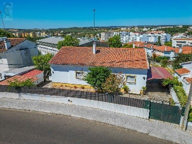 Moradia independente à venda na Avenida Infante Dom Henrique