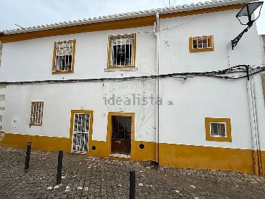 Moradia independente à venda na Rua dos Quarteis, 17 a