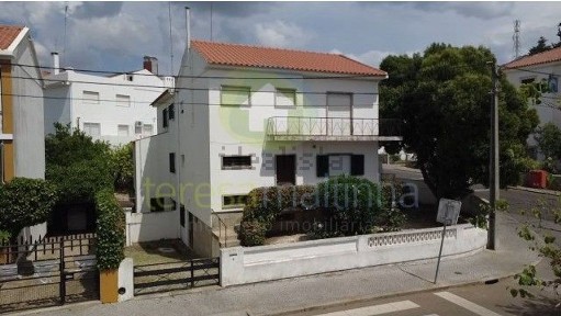 Moradia independente à venda na Avenida Infante Dom Henrique