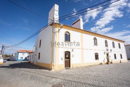 Moradia independente à venda no Largo Espírito Santo, 12