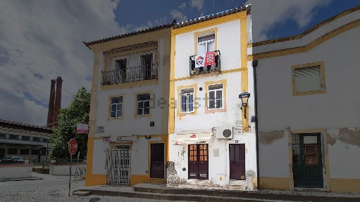 Moradia em banda à venda na Rua Cândido dos Reis